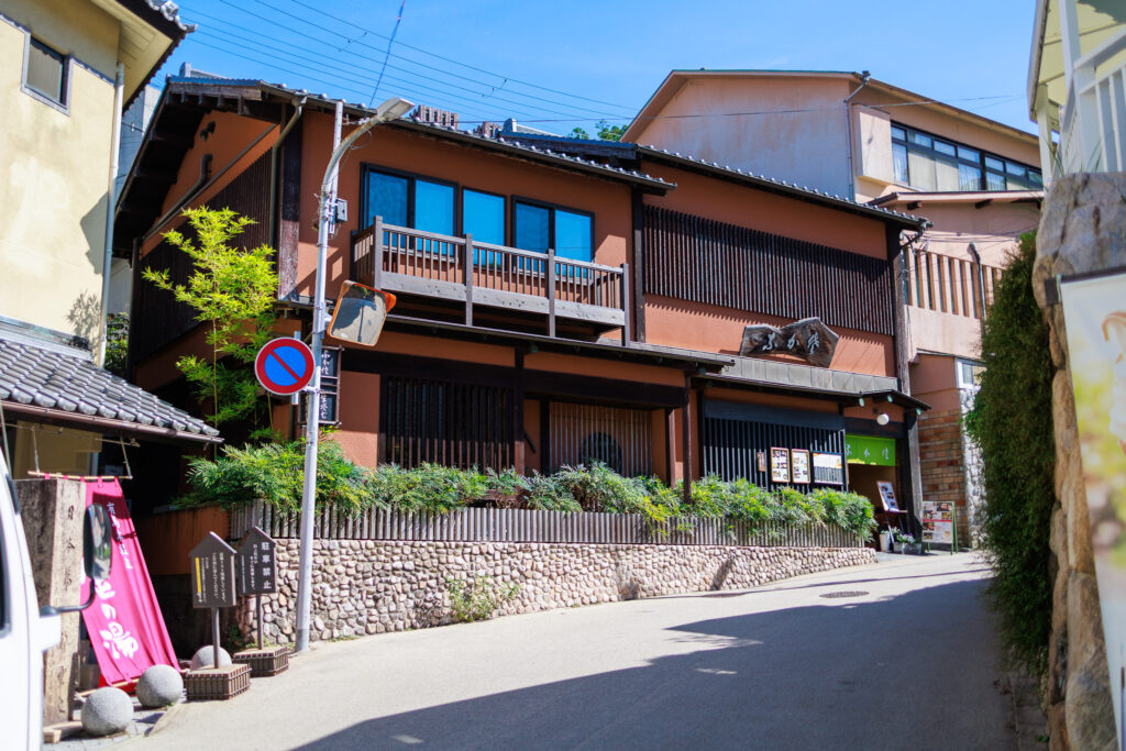 織間温泉の金の湯のすぐ隣に位置する蕎麦屋